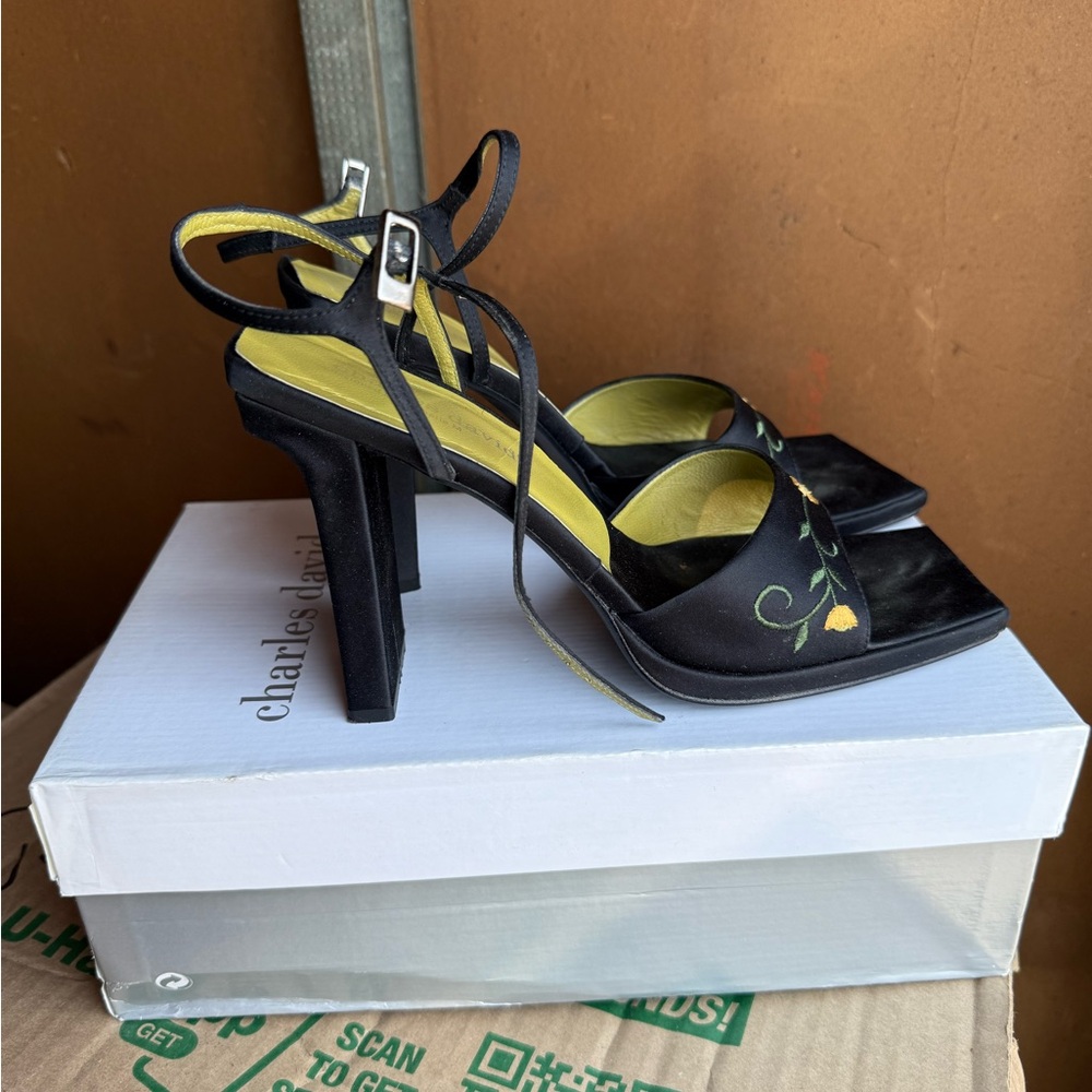 Charles David Black and Yellow Embroidered Heels